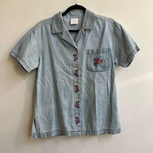 Style Studio Short Sleeve Denim Button Down w/ Rose Embroidery - Small